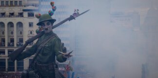Figura de un soldado en la mascletà de Fallas 2026