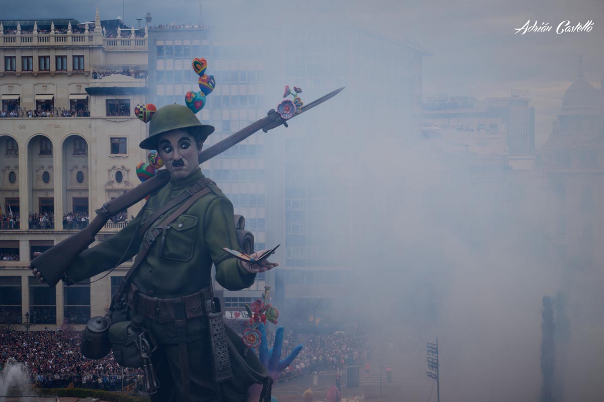 Figura de un soldado en la mascletà de Fallas 2026