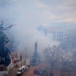 Vista de la mascletà con humo y figura en la plaza durante las Fallas 2026