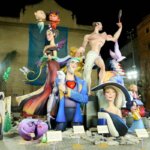 Fallas 2026 con figuras coloridas y monumentos en la calle