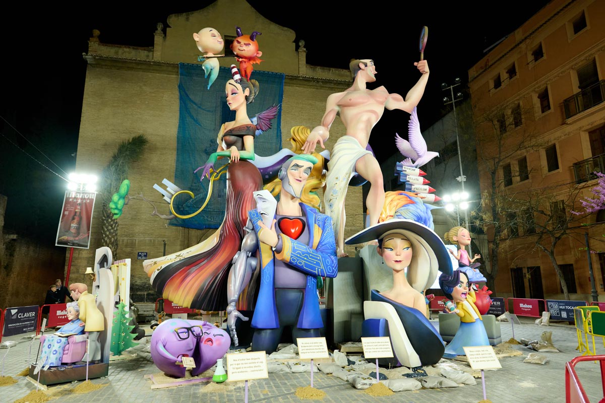 Fallas 2026 con figuras coloridas y monumentos en la calle