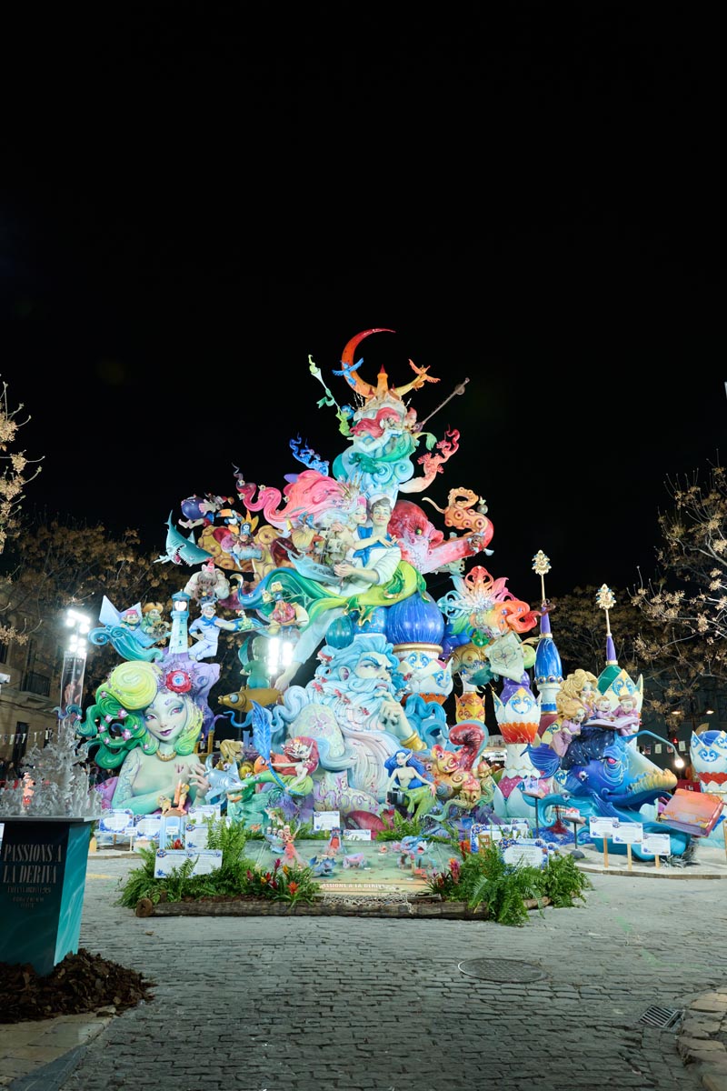 Fallas 2026 en Valencia, monumento iluminado de colores vibrantes.