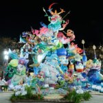 Fallas 2026 con figuras coloridas y decorativas en la noche
