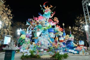 Fallas 2026 con figuras coloridas y decorativas en la noche