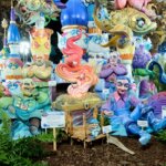 Figuras coloridas de las Fallas de Valencia 2026 en exhibición