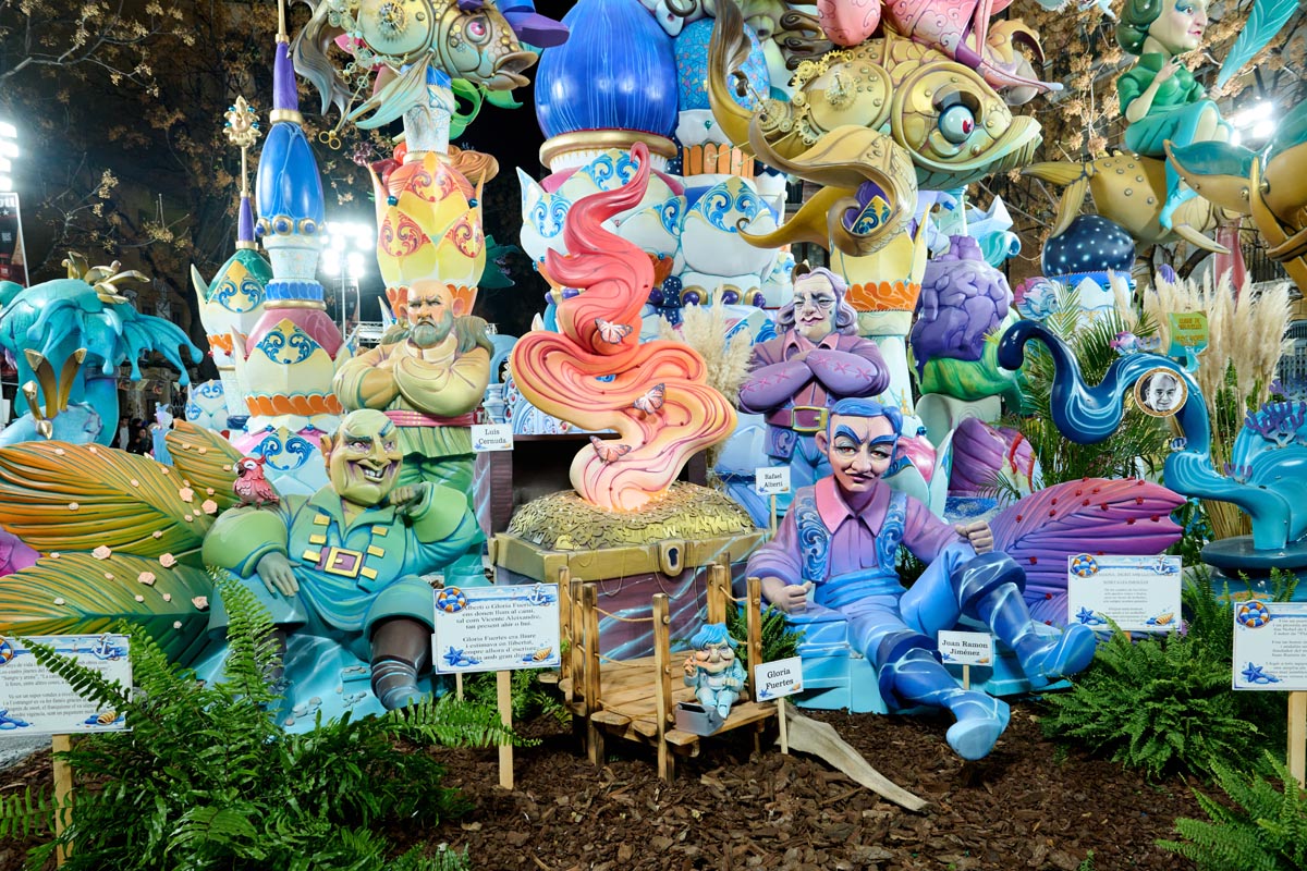 Figuras coloridas de las Fallas de Valencia 2026 en exhibición