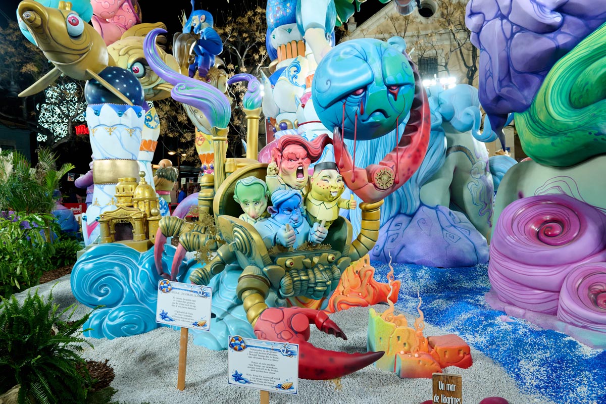 Fallas 2026 con figuras coloridas y personajes animados.