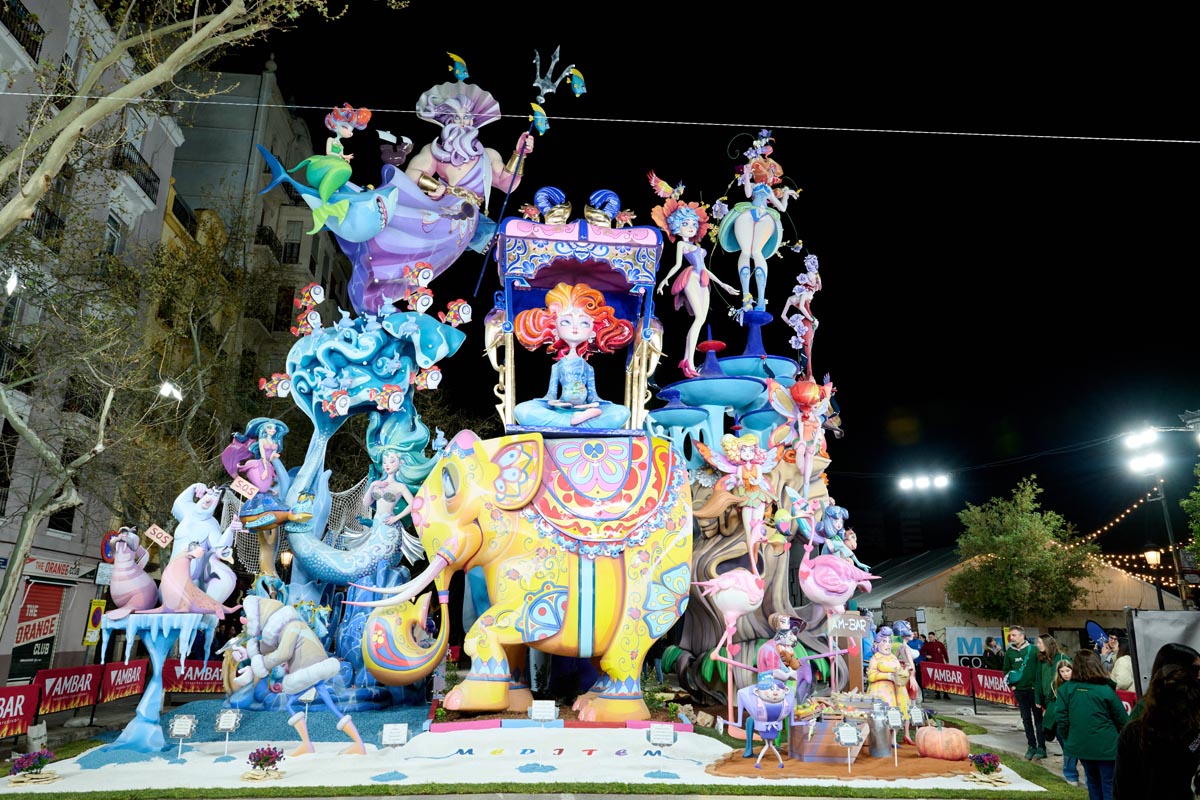 Fallas de Valencia 2026 con figuras coloridas y elaboradas.