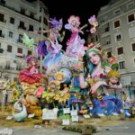 Fallas de Valencia 2026 con figuras coloridas y detalles artísticos