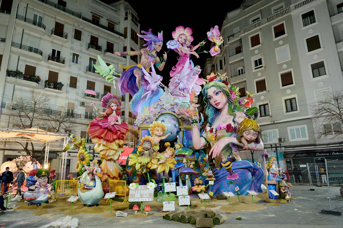 Fallas de Valencia 2026 con figuras coloridas y detalles artísticos