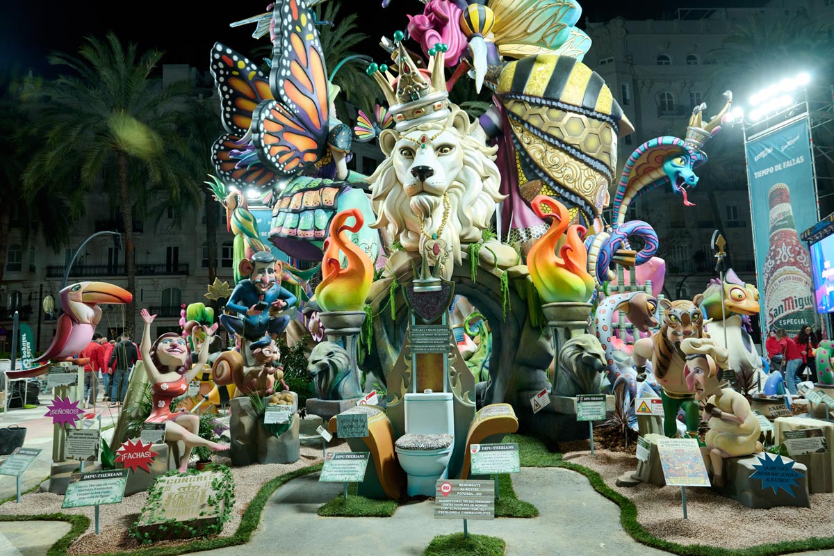 Fallas 2026 con figuras coloridas y monumentos artísticos