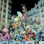 Fallas 2026 con figuras coloridas y artísticas en la calle
