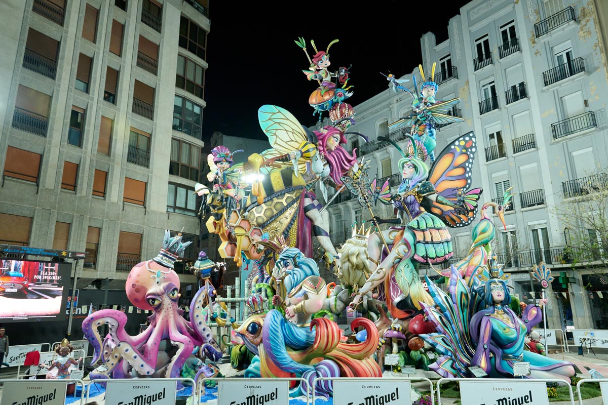 Fallas 2026 con figuras coloridas y artísticas en la calle