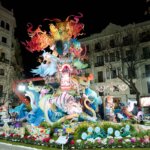 Fallas 2026 en Valencia con monumentos coloridos y luces
