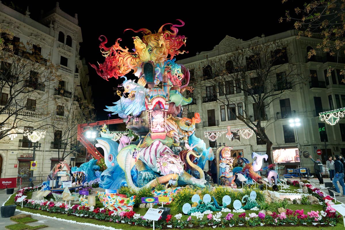 Fallas 2026 en Valencia con monumentos coloridos y luces