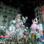 Fallas 2026 con figuras coloridas y luces en la noche
