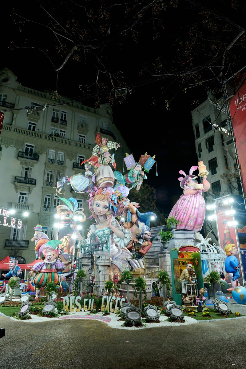 Fallas 2026 con figuras coloridas y luces en la noche