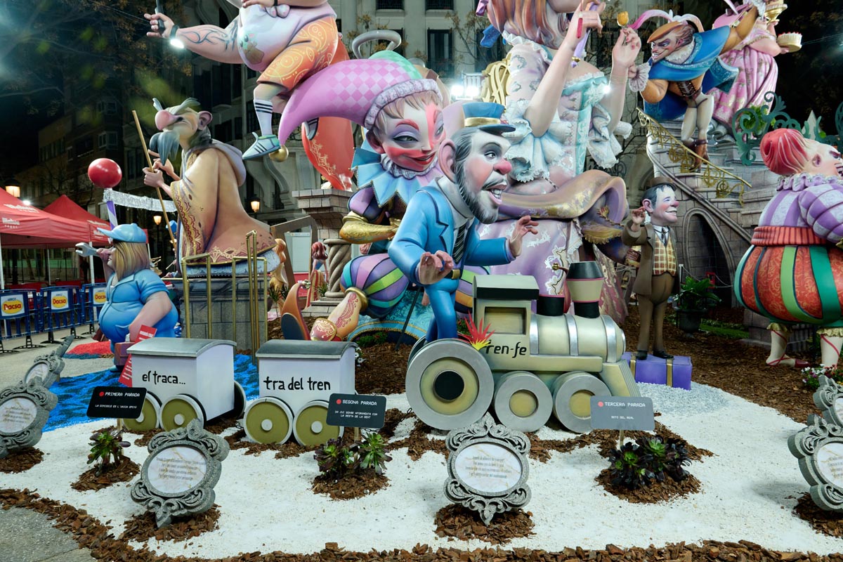 Fallas 2026 con figuras coloridas y un tren en la escena