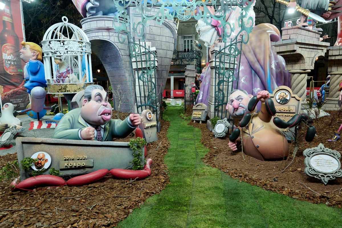 Fallas 2026 con figuras caricaturescas en un jardín