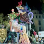 Fallas 2026 con figuras coloridas y personajes en escena