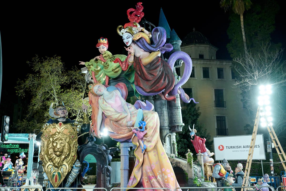 Fallas 2026 con figuras coloridas y personajes en escena
