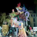 Fallas 2026 con figuras artísticas y coloridas en la noche