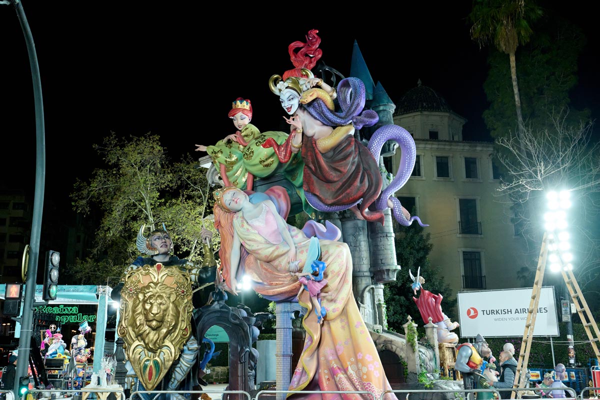 Fallas 2026 con figuras artísticas y coloridas en la noche