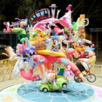 Fallas 2026 con figuras coloridas y personajes divertidos