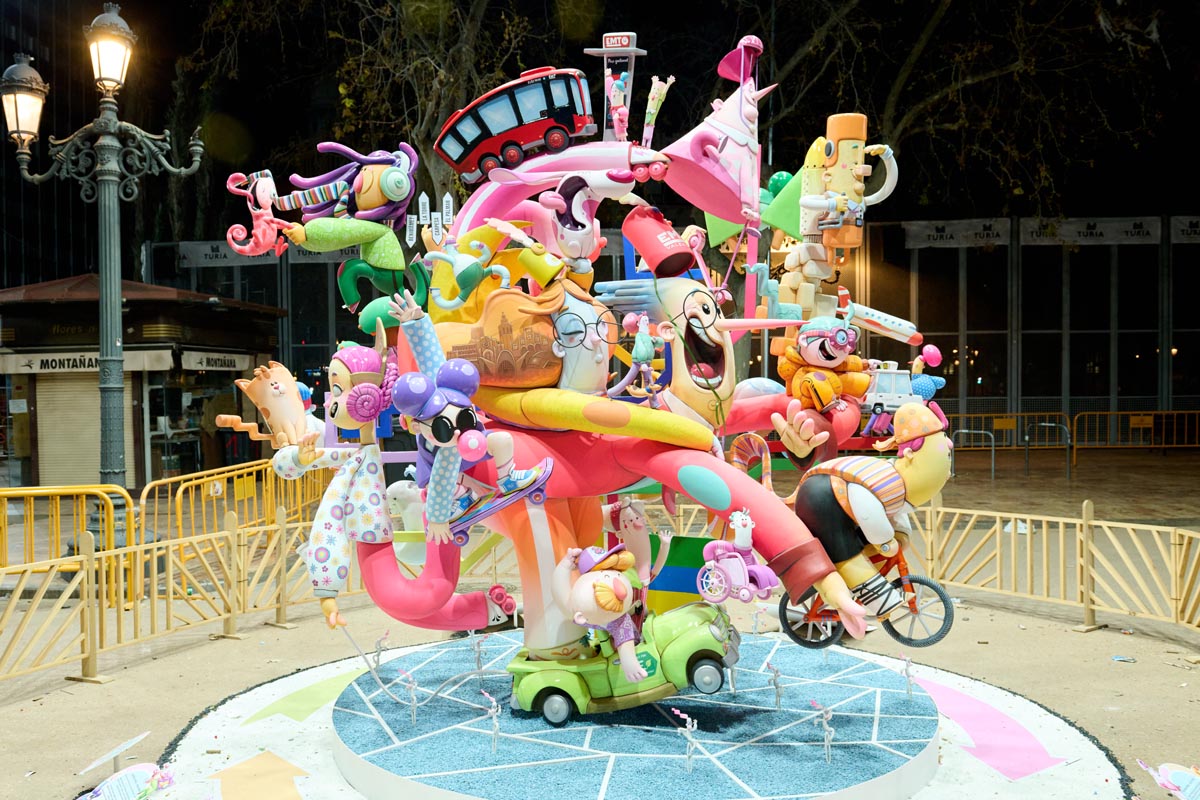 Fallas 2026 con figuras coloridas y personajes divertidos