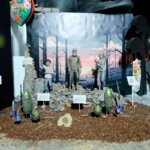 Escena de las Fallas 2026 con figuras y fondo artístico