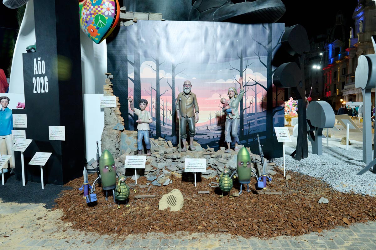 Escena de las Fallas 2026 con figuras y fondo artístico