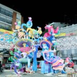 Fallas 2026 con coloridas figuras y decoraciones en la calle