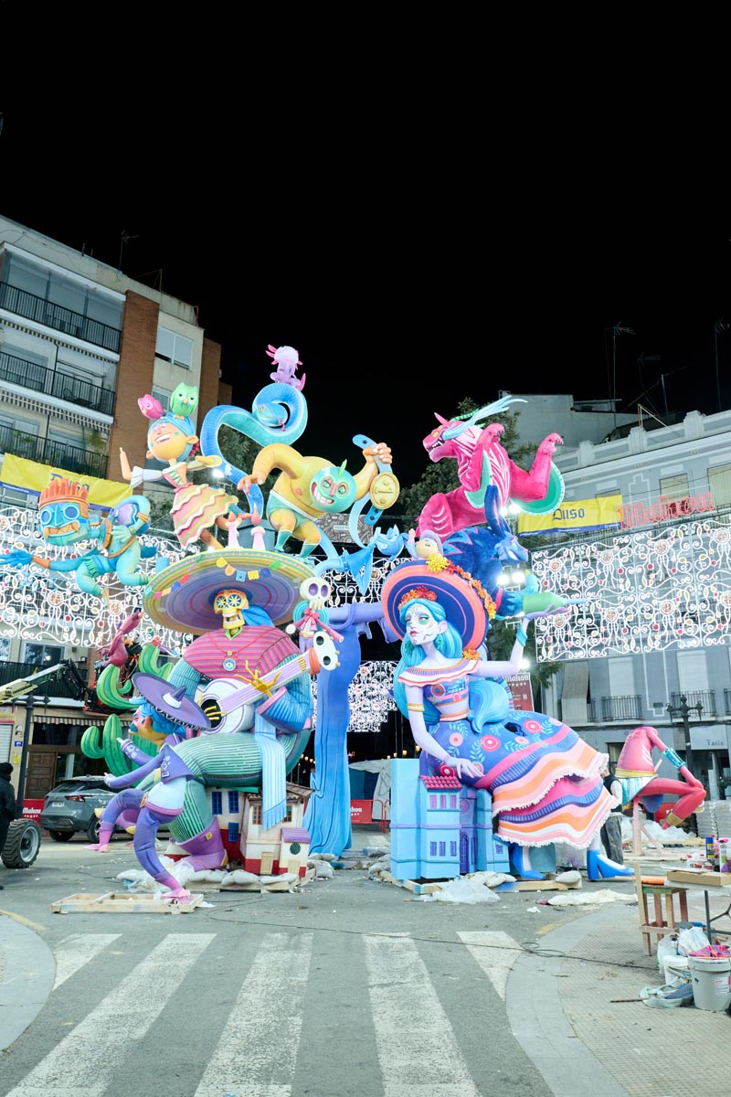 Fallas 2026 con coloridas figuras y decoraciones en la calle