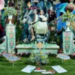 Escena de las Fallas 2026 con figuras y flores