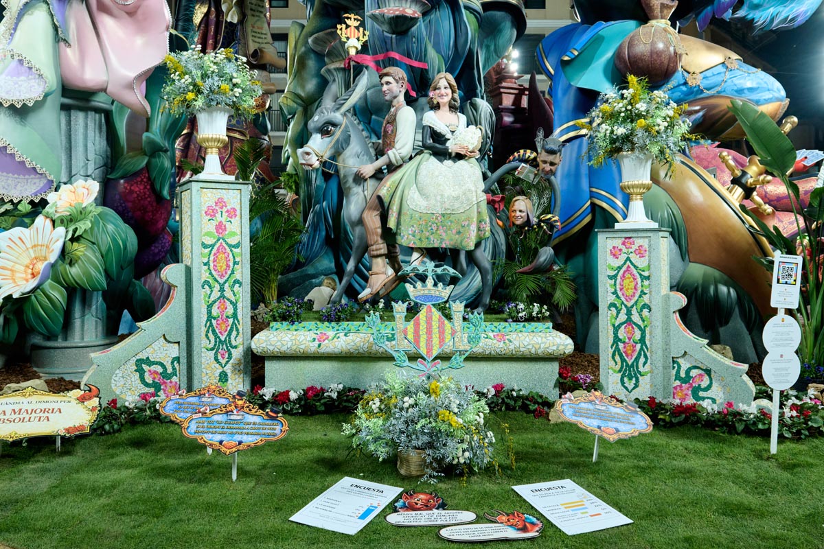 Escena de las Fallas 2026 con figuras y flores