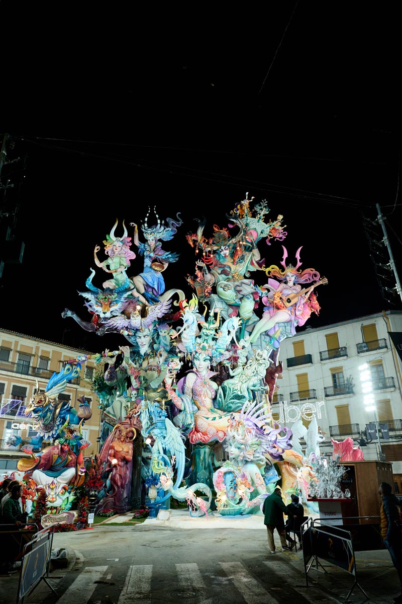 Fallas 2026 en Valencia con figuras coloridas y detalladas