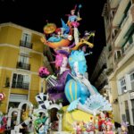 Fallas 2026 con figuras coloridas y monumentos en la calle