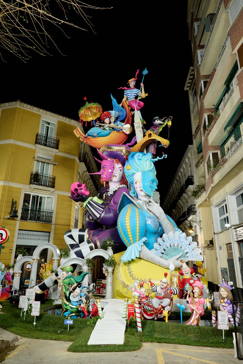 Fallas 2026 con figuras coloridas y monumentos en la calle