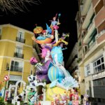 Fallas 2026 con figuras coloridas y decorativas en la calle