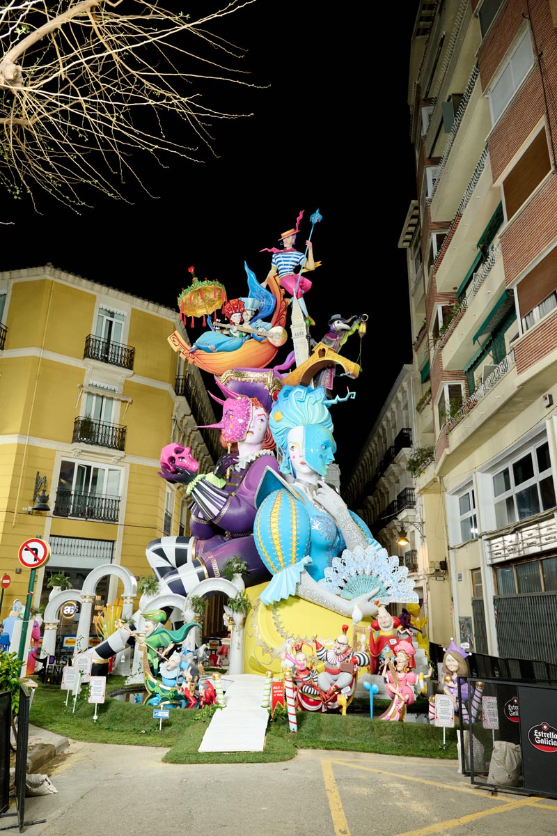 Fallas 2026 con figuras coloridas y decorativas en la calle