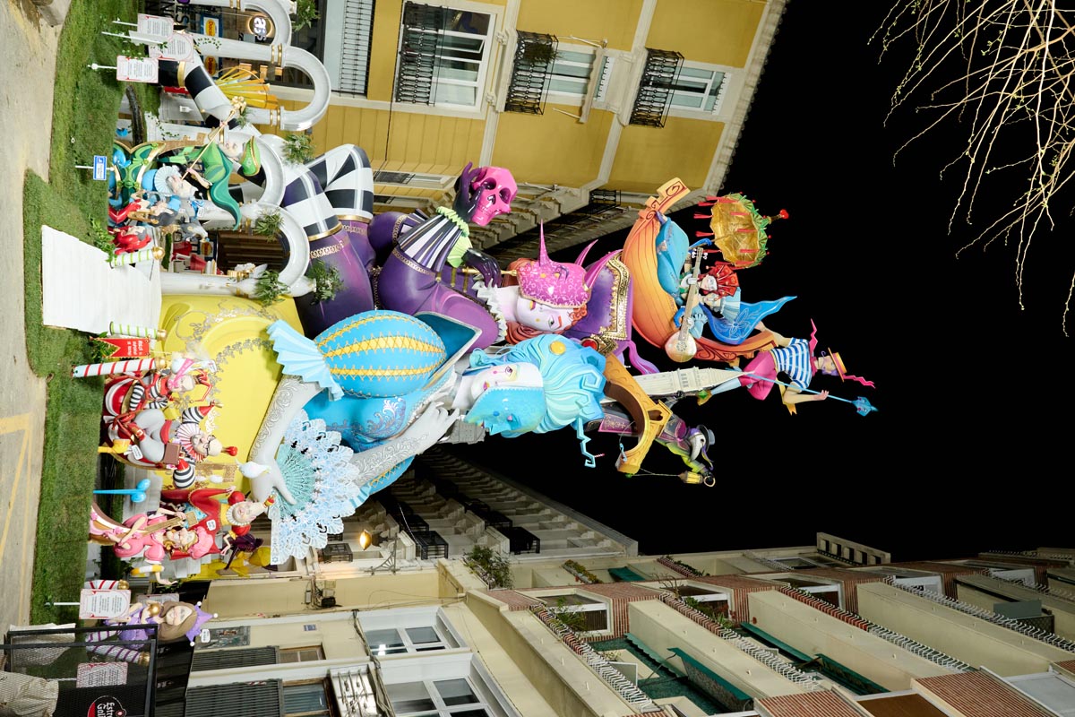 Fallas de Valencia 2026 con figuras coloridas y decorativas