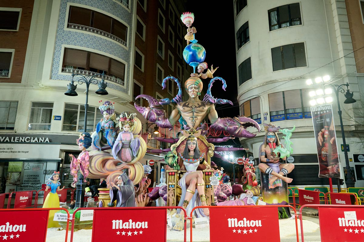 Falla monumental en las Fallas 2026 con figuras coloridas y elaboradas