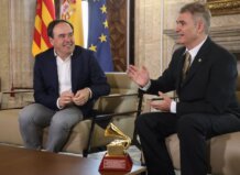 Recepción oficial al guitarrista de Xirivella Rafael Serrallet tras ganar el premio Grammy Latino al Mejor Álbum Instrumental Juanfran Pérez Llorca se reúne con Rafael Serrallet, ganador del Grammy Latino 2025.