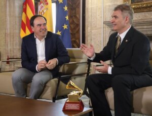Juanfran Pérez Llorca se reúne con Rafael Serrallet, ganador del Grammy Latino 2025.
