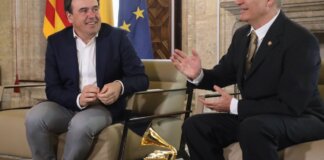 Juanfran Pérez Llorca se reúne con Rafael Serrallet, ganador del Grammy Latino 2025.
