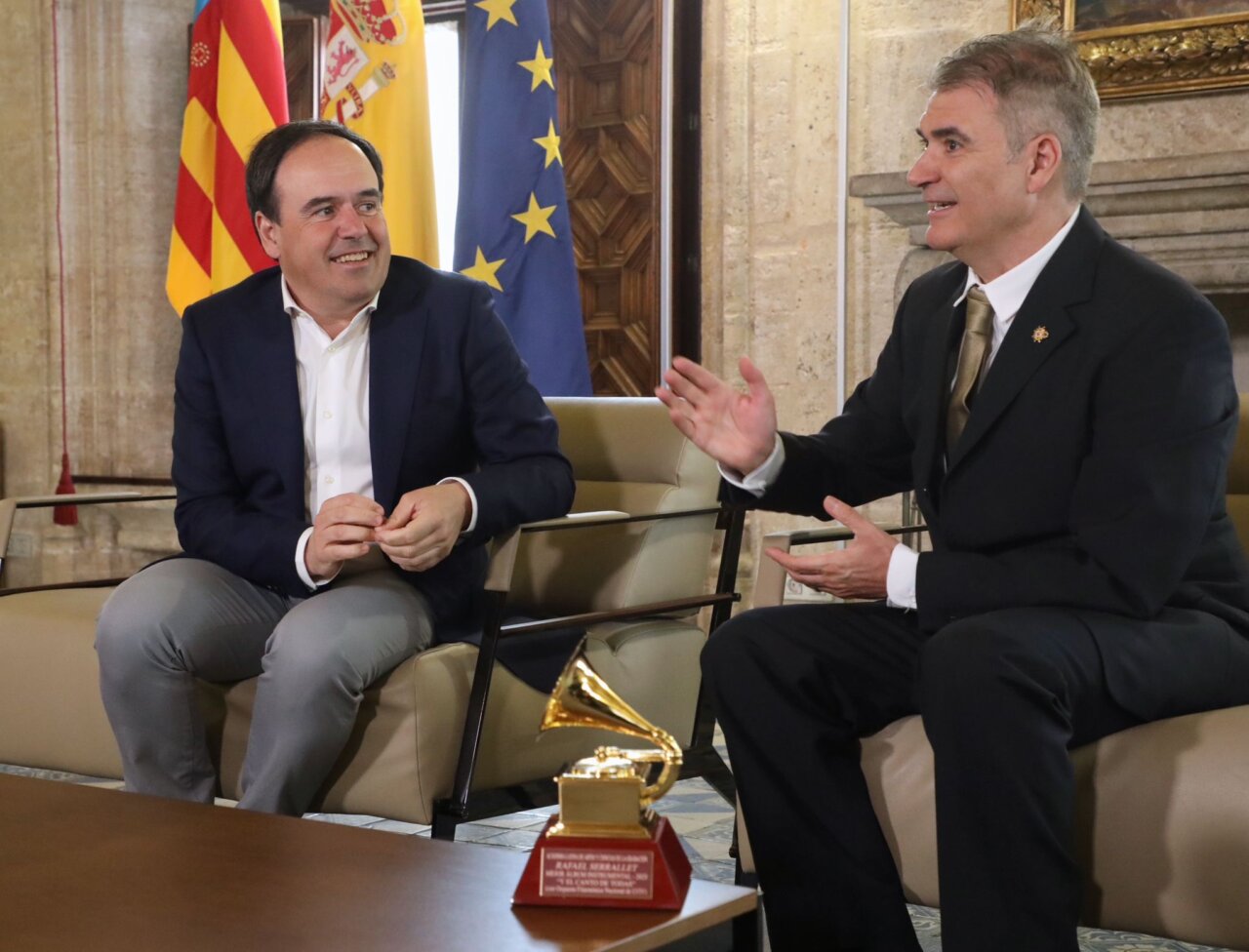 Juanfran Pérez Llorca se reúne con Rafael Serrallet, ganador del Grammy Latino 2025.