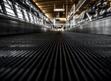 Vista de una superficie plana en un entorno industrial