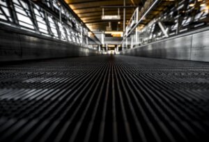 Vista de una superficie plana en un entorno industrial