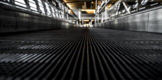 Vista de una superficie plana en un entorno industrial