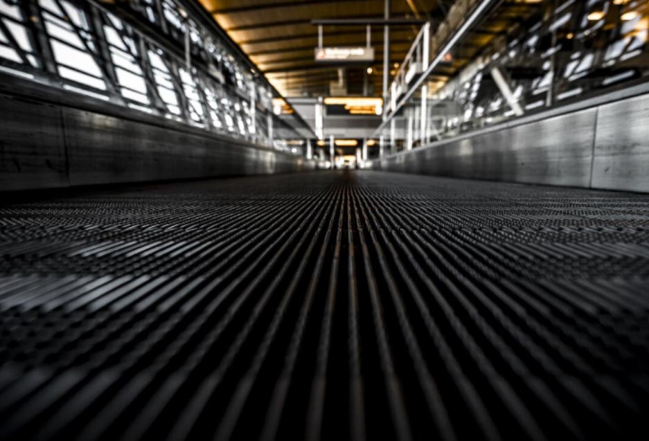 Vista de una superficie plana en un entorno industrial